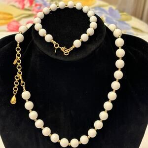 Lovely vintage Monet white and goldtone Necklace and Bracelet set